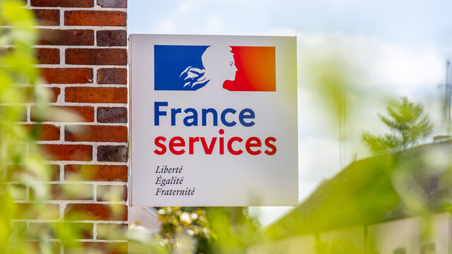 Marigny-le-Ch&acirc;tel, France - 7 juin 2026: Enseigne d'une maison France services, structure locale permettant d'acc&eacute;der &agrave; un service de proximit&eacute; et de b&eacute;n&eacute;ficier d'un accompagnement administratif