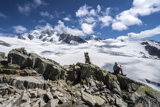 Cairns on the hiking trail, Glacier du Tour, glacier and mountain peaks, high alpine landscape, left Aiguille du Chardonnet, Chamonix, Haute-Savoie, France