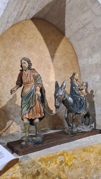 Magnifique groupe sculpt&eacute; d'origine m&eacute;di&eacute;vale repr&eacute;sentant la Fuite en &Eacute;gypte de la Sainte Famille (&eacute;glise abbatiale de Moissac, Occitanie)