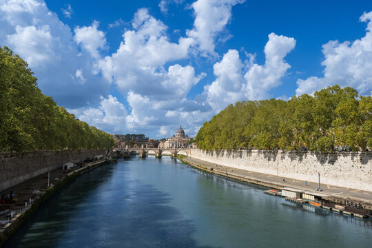Ponte Vitorio Emanuelle II on the Tiber River, Rome Italy