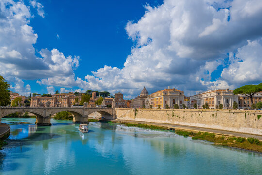 Ponte Vitorio Emanuelle II on the Tiber River, Rome Italy