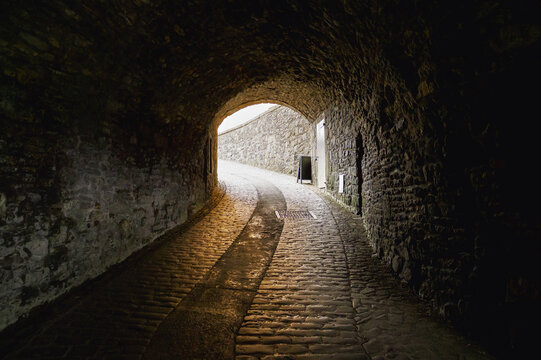 Tunnel en pierre de Stirling avec passage vo&ucirc;t&eacute; et pav&eacute;s