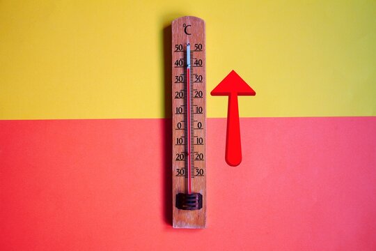 Term&oacute;metro mercurio subir temperatura alta ola de calor aviso amarillo alerta roja grados verano flecha arriba sudar sol hot summer degrees