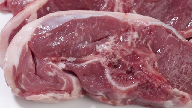 Tranches d&rsquo;agneau filet crues isol&eacute;es sur un fond blanc	