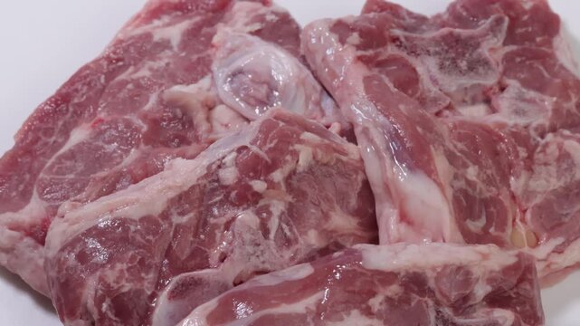 colliers d'agneau isol&eacute;s sur un fond blanc	