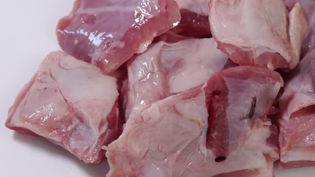 navarin d'agneau avec os cru isol&eacute; sur un fond blanc	