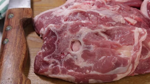 Colliers d&rsquo;agneau crus isol&eacute;s sur une planche &agrave; d&eacute;couper	