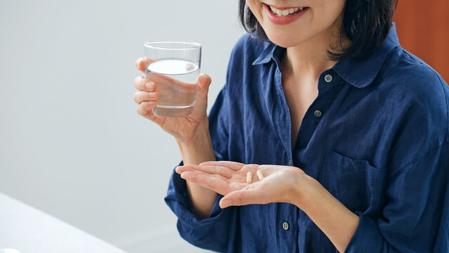 錠剤を飲む女性