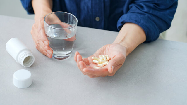 大量の薬を飲もうとする女性