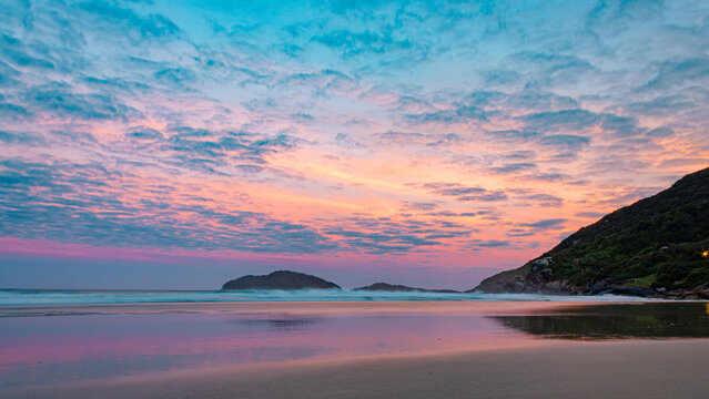 paisagem do crep&uacute;sculo na praia do  Santinho, Ingleses, Florian&oacute;polis, Santa Catarina, Brasil ao fundo a ilha das aranhas 