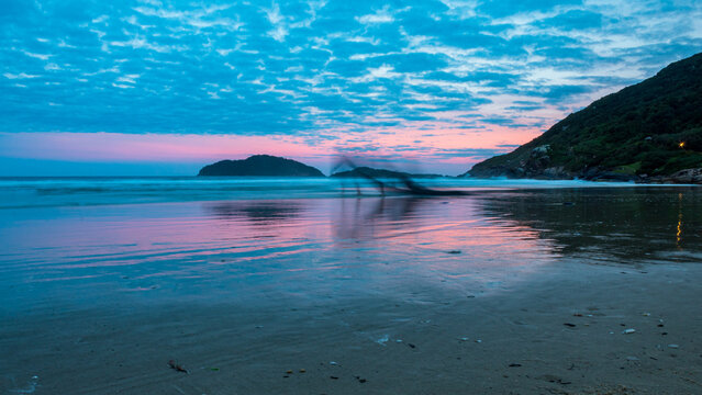 crep&uacute;sculo e a pesca artesanal do peixe tainha  Santinho, Ingleses, Florian&oacute;polis, Santa Catarina, Brasil ao fundo a ilha das aranhas 