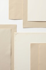 Fototapeta premium Composición plana con papeles que crean una sensación de profundidad y dimensionalidad, con estilo editorial