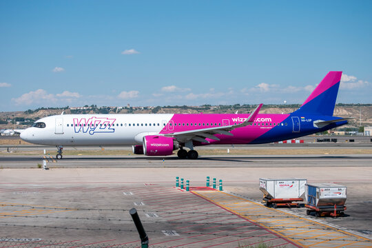 Avi&oacute;n de l&iacute;nea Airbus A321 neo de la aerol&iacute;nea de bajo coste Wizz Air en el aeropuerto de Madrid Barajas con matr&iacute;cula HA-LGP.