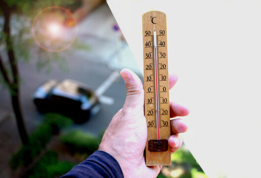 Term&oacute;metro aviso amarillo alerta roja ola de calor grados cent&iacute;grados celsius mercurio de madera en mano medici&oacute;n temperatura measurement alta thermometer medir calor y sol hot verano summer heat