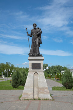 ALEXANDROV, RUSSIA - MAY 23, 2026: Sculpture of the first Russian tsar Ivan IV (the Terrible) on the city embankment. Alexandrov, Vladimir region (vertical)