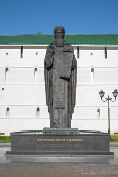 SERGIEV POSAD, RUSSIA - MAY 24, 2026: Monument to Sergius of Radonezh at the walls of the Holy Trinity Lavra. Sergiev Posad, Moscow region. Golden Ring of Russia (vertical)
