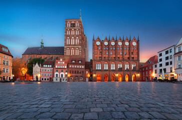 Obraz premium Stralsund, Germany - panorama of Alter Markt square at dusk with historic Town Hall and church of St. Nikolai