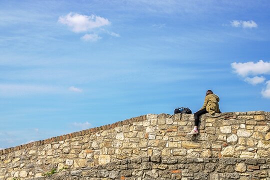 belgrad, serbien - mauer mit ausblick der festungsanlage kalemegdan und textfreiraum