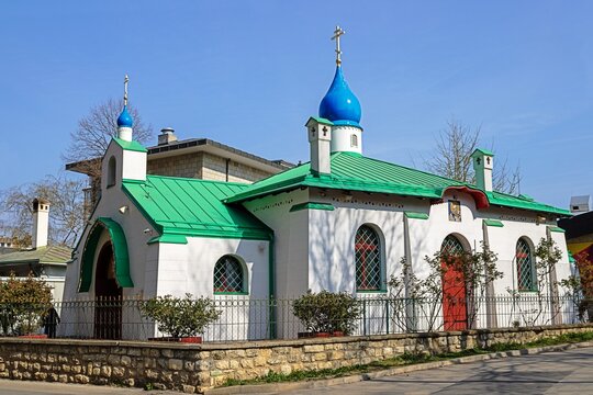 belgrad, serbien - kirche zur heiligen dreifaltigkeit am tasmajdan park