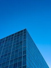 Obraz premium Building reaches sky on clear day with blue background in urban area