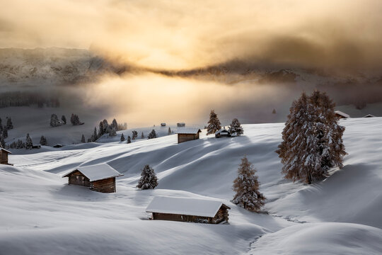 Paysage enneig&eacute; de l'Alpe di Siusi dans les Dolomites