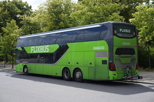 Gr&uuml;ner Setra Doppeldeckerbus von Flixbus und Blaguss in Berlin am 16.06.2026