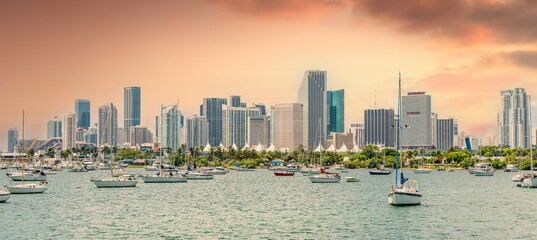 Obraz premium Miami skyline with yachts, boats and skyscrapers at sunset