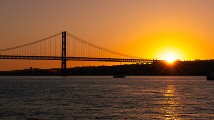 Fototapeta premium Ponte 25 de Abril Bridge in Lisbon during sunset