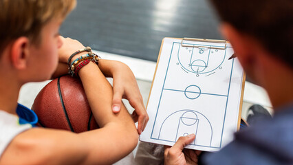 Obraz premium Basketball strategy session with coach and player
