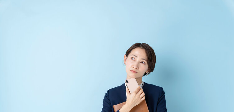 ビジネス　考える女性　ブルーバック