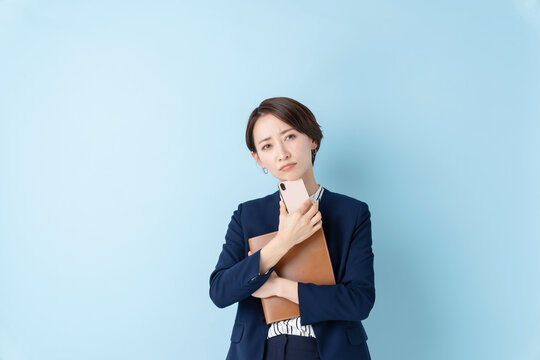 ビジネス　考える女性　ブルーバック