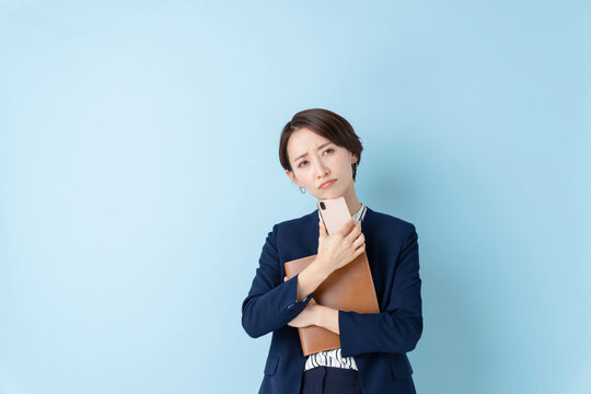 ビジネス　考える女性　ブルーバック