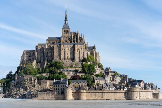 L'abbaye du Mont Saint-Michel, vue depuis la baie