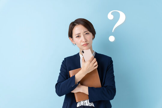 ビジネス　考える女性　ブルーバック