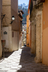 Obraz premium Narrow urban historic street in Granada, Spain on a sunny day