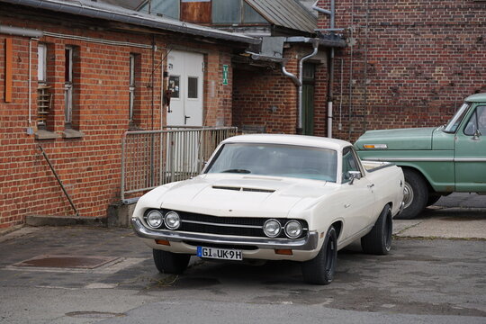 Ford Ranchero und Ford F-100 Pick-up Truck der Sechziger Jahre und Siebziger Jahre am 10.06.2026 auf dem Gel&auml;nde des Rinn & Cloos Carr&eacute; in Heuchelheim bei Gie&szlig;en in Hessen