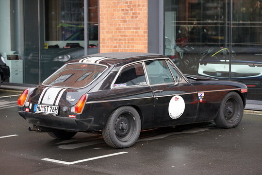MGB GT Coup&eacute; und Sportwagen mit Stahlfelge aus dem England der Sechzigerjahre und Siebzigerjahre am 11.06.2026 in der Klassikstadt im Stadtteil Fechenheim in Frankfurt am Main in Hessen