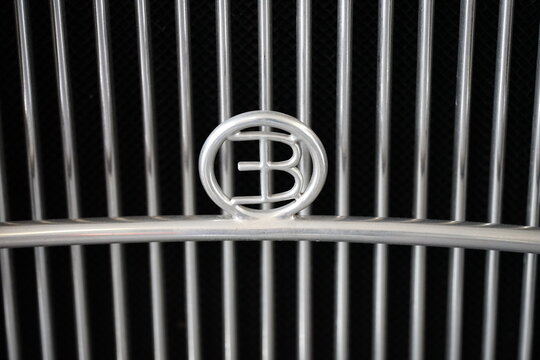 Bugatti Typ 49 der Drei&szlig;igerjahre mit Achtzylinder Motor und Karosserie von Beutler aus der Schweiz am 11.06.2026 in der Klassikstadt im Stadtteil Fechenheim in Frankfurt am Main in Hessen