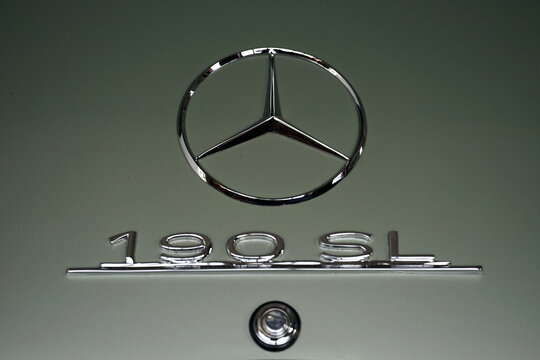 Typenschild mit dem Stern in Chrom des Mercedes 190 SL Sportwagen und Cabriolet der F&uuml;nfzigerjahre und Sechzigerjahre am 11.06.2026 in der Klassikstadt im Stadtteil Fechenheim in Frankfurt am Main	

