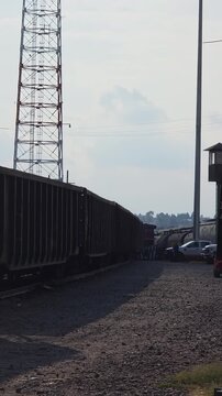 V&iacute;as de ferrocarril con tren pasando por ellas con transporte de carga 