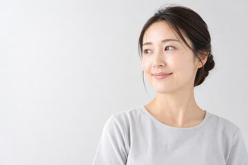 Fototapeta premium 美容ポートレートの女性が横を向く