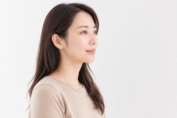 Obraz premium 美容ポートレートの女性が横顔を見せる