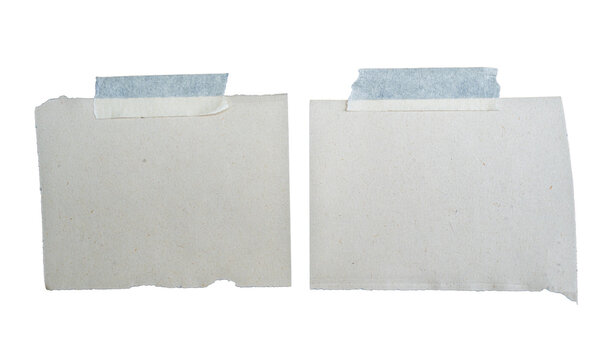 Dos notas de papel artesanal sujetas con cinta adhesiva aisladas sobre fondo negro