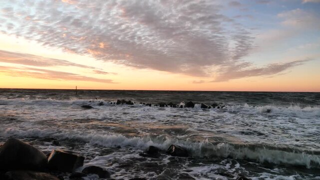 Sonnenaufgang an der Ostsee auf der Insel R&uuml;gen im Urlaubsort Sassnitz