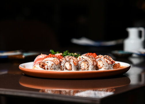 Sele&ccedil;&atilde;o de sushi e sashimi gourmet servida em prato artesanal