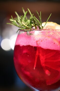 Drink Tropical Vermelho com Hortel&atilde; e Mel&atilde;o em Copo de Cristal | Tropical Red Cocktail with Mint and Melon Garnish in Crystal Glass