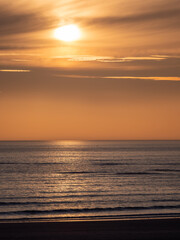 Fototapeta premium romantischer Sonnenuntergang an der Atlantikküste in der Normandie, Bricqueville-sur-Mer