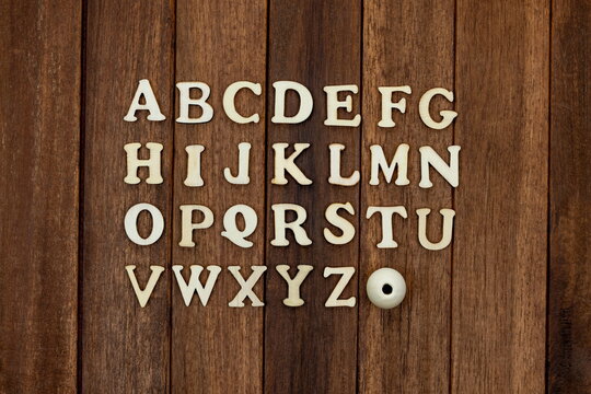 Alfabeto con lettere di legno