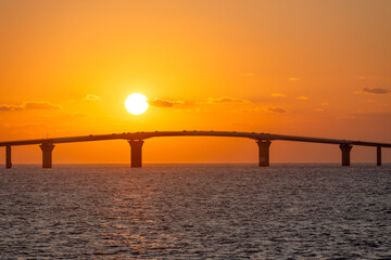 Fototapeta premium 伊良部大橋と夕日 沖縄 宮古島市