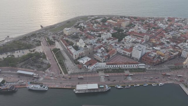 Atardecer en Centro Hist&oacute;rico de Cartagena, Videos D-Log M y Fotos | Sunset over Historic Walled City, Aerial Architecture Architecture, 4K Flat Profile, Colombia.